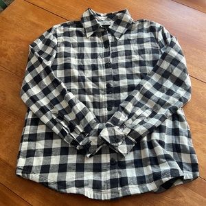 Lee Riders Flannel shirt. Lined body. Brushed for softness. Button down.